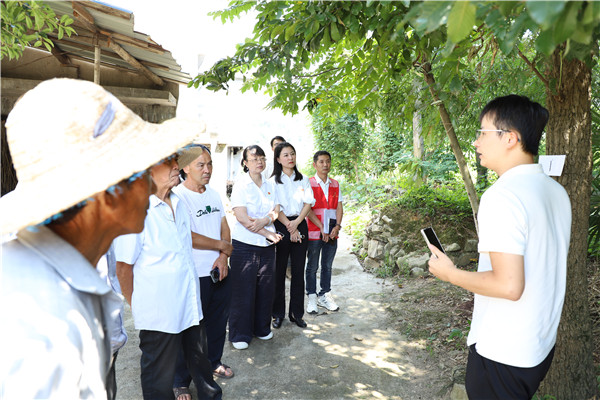 2023-8-31 貴州環(huán)交所黨支部、壩上村黨支部、貴陽(yáng)產(chǎn)控集團(tuán)金融務(wù)鏈上企業(yè)黨支部聯(lián)合開(kāi)展主題黨日活動(dòng)3.jpg