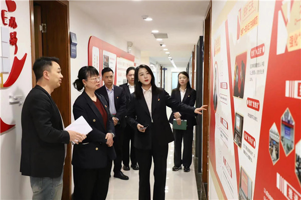 2023-11-27   貴陽產(chǎn)控集團(tuán)黨委委員、副總經(jīng)理劉志宏到貴州環(huán)交所調(diào)研并座談2.jpg