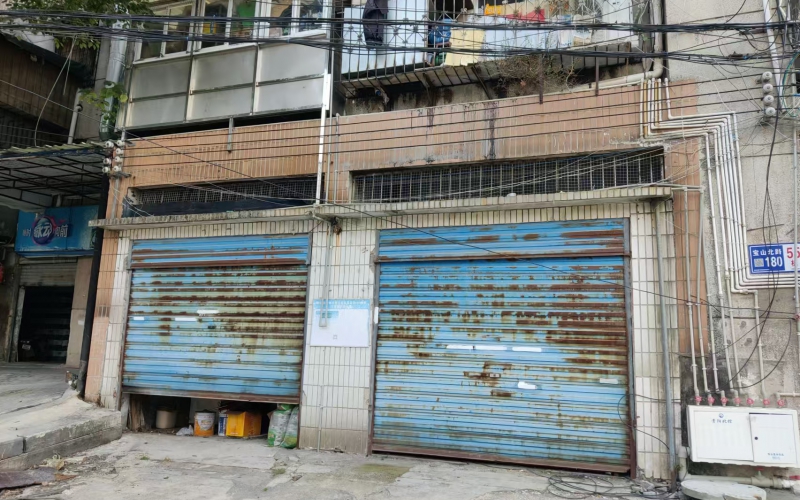 貴州省機關(guān)事務(wù)管理局國有資產(chǎn)管理服務(wù)中心貴陽市云巖區(qū)寶山北路180號55棟一單元1樓最左側(cè)2間車庫招租